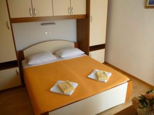 Postel nebo postele na pokoji v ubytování Apartment in Starigrad-Paklenica 6845