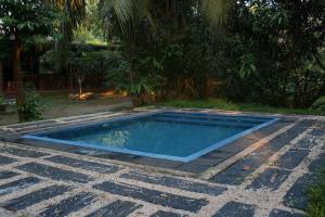 una piscina en medio de un patio en Xotic Resort Upper Floor en Kurunegala
