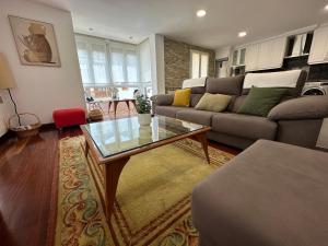sala de estar con sofá y mesa en Precioso apartamento en el corazón de Elizondo, en Elizondo