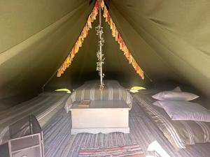 クローマーにあるGlen Farm Glampingのテント付きの客室で、ベッドが備わります。