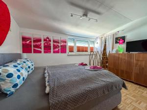 Łóżko lub łóżka w pokoju w obiekcie Stadt & See Appartement Penthouse inkl MIC Card