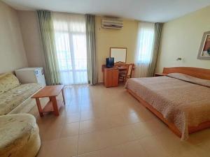 A bed or beds in a room at Family Hotel Selena