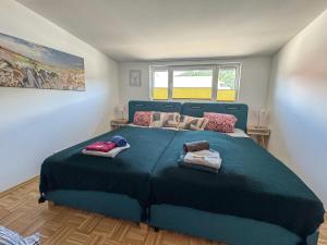 Łóżko lub łóżka w pokoju w obiekcie Stadt & See Appartement Penthouse inkl MIC Card