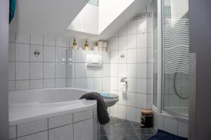 Łazienka w obiekcie Stadt & See Appartement Penthouse inkl MIC Card