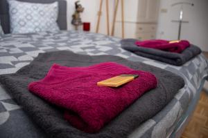 Łóżko lub łóżka w pokoju w obiekcie Stadt & See Appartement Penthouse inkl MIC Card