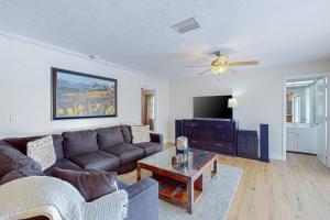 een woonkamer met een bank en een tv bij The Cape Coral Spot in Cape Coral