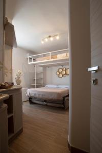 ein Schlafzimmer mit einem Etagenbett in einem Zimmer in der Unterkunft Il Vicoletto sul Mare in Ischia