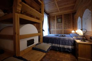 Un pat sau paturi într-o cameră la Hotel Letizia +48 fotografii