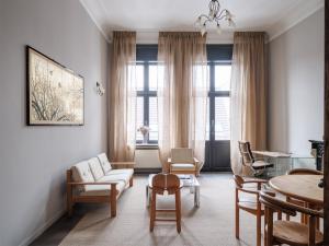 a living room with chairs and a table at CE RESIDENCE 2 in Ghent