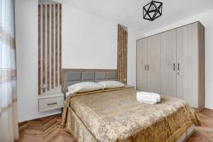 1 dormitorio con 1 cama grande y armario en Sam's apartment en Berat