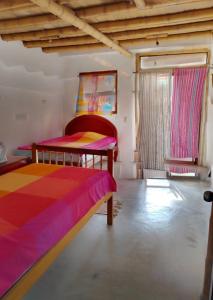 um quarto com 2 camas num quarto com uma janela em Hostal Puerto Engabao Surf Shelter em Engabao