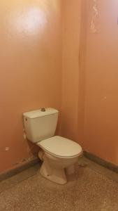 Baño con aseo en la esquina de una habitación en Chambre simple, en Agadir