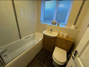 Ένα μπάνιο στο Lovely 2-bed Apartment in Knowle