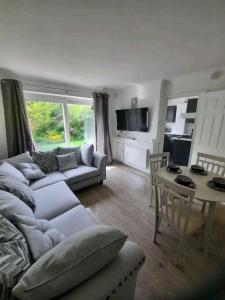 Μια τηλεόραση ή/και κέντρο ψυχαγωγίας στο Lovely 2-bed Apartment in Knowle