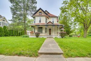 Κήπος έξω από το Charming Champaign Victorian with Deck!