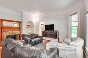 Μια τηλεόραση ή/και κέντρο ψυχαγωγίας στο Charming Champaign Victorian with Deck!