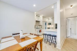 Η κουζίνα ή μικρή κουζίνα στο Charming Champaign Victorian with Deck!