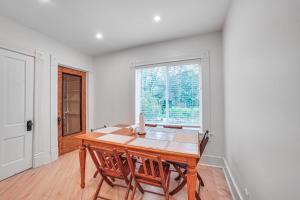 Φωτογραφία από το άλμπουμ του Charming Champaign Victorian with Deck! σε Champaign