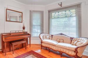 Χώρος καθιστικού στο Charming Champaign Victorian with Deck!