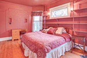 Ένα ή περισσότερα κρεβάτια σε δωμάτιο στο Charming Champaign Victorian with Deck!