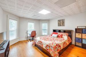 Ένα ή περισσότερα κρεβάτια σε δωμάτιο στο Charming Champaign Victorian with Deck!