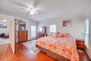 Ένα ή περισσότερα κρεβάτια σε δωμάτιο στο Charming Champaign Victorian with Deck!