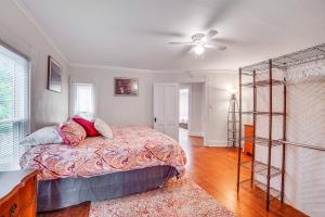 Ένα ή περισσότερα κρεβάτια σε δωμάτιο στο Charming Champaign Victorian with Deck!
