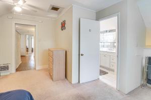 Φωτογραφία από το άλμπουμ του Charming Champaign Victorian with Deck! σε Champaign