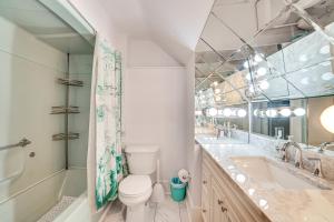 Ένα μπάνιο στο Charming Champaign Victorian with Deck!
