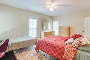 Ένα ή περισσότερα κρεβάτια σε δωμάτιο στο Charming Champaign Victorian with Deck!
