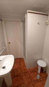 łazienka z białą umywalką i toaletą w obiekcie BONITO APARTAMENTO TRIANA-LOS REMEDIOS w Sewilli +26 zdjęć