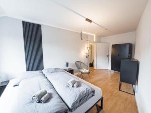 ein Schlafzimmer mit einem Bett und zwei Kissen darauf in der Unterkunft Rathausblick – Moderne Ferienwohnung mit 2 Schlafzimmern, Küche, Bad, Waschmaschine & Trockner mitten in der Innenstadt in Leipzig