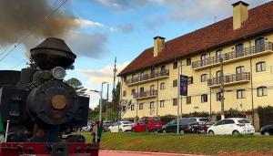 um comboio está estacionado em frente a um edifício em Apartamento em Campos do Jordão em Campos de Jordão