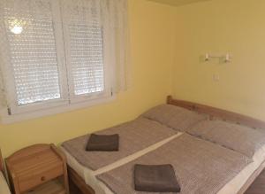 Posteľ alebo postele v izbe v ubytovaní Ilona Apartmanház