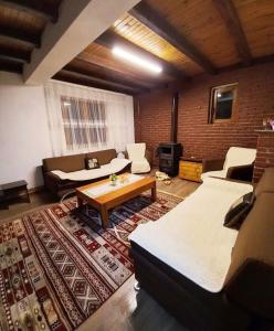 Sala de estar con 2 camas y mesa de centro en Villa Albani en Peje