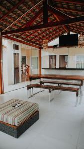 a ping pong table and a bench in a room at Casa com Píer à Beira do Rio Preguiças em Condomínio Fechado in Barreirinhas