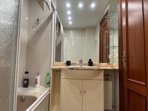 a bathroom with a sink and a mirror and a tub at Precioso apartamento en el corazón de Elizondo in Elizondo +43 photos