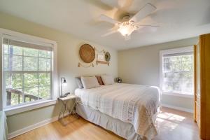 - une chambre avec un lit et un ventilateur de plafond dans l'établissement Secluded Vian Retreat Close to Tenkiller Lake, à Vian