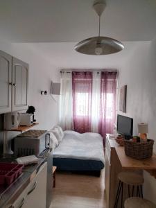 une chambre avec un lit et un bureau avec un ordinateur dans l'établissement Studio à côté de la plage, à Hendaye