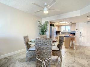 Kuchyň nebo kuchyňský kout v ubytování Oceanfront with Beach, Pool, BBQ & Steps to Flagler Ave