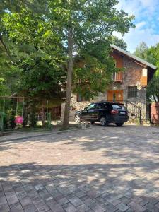 ペヤにあるVilla Albaniの家の前に停車する車