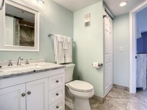 Koupelna v ubytování Oceanfront with Beach, Pool, BBQ & Steps to Flagler Ave + 22 fotografií