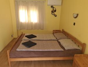 Posteľ alebo postele v izbe v ubytovaní Ilona Apartmanház