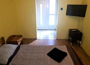Televízia a/alebo spoločenská miestnosť v ubytovaní Ilona Apartmanház