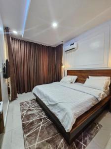 a bedroom with a large bed in a room at Genesis Grid Homes - Petra in Lekki