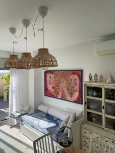 1 dormitorio con 1 cama y una pintura en la pared en Kleos suite en Bari