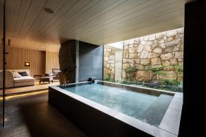 Bazén v ubytování HOTEL THE MITSUI KYOTO, a Luxury Collection Hotel & Spa nebo v jeho okolí