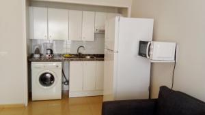 Apartamentos ORLANDO en Costa Adeje的厨房或小厨房