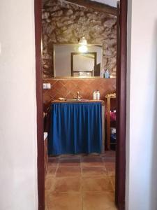 une salle de bain avec un lavabo bleu et un miroir dans l'établissement Casa rural Quintina, relax en la Sierra del Segura, à Socovos 43 autres photos