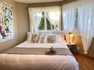 - une chambre avec un grand lit et une fenêtre dans l'établissement Gorgeous Private Estate With Ocean and Mountain View, à Baie de Nanoose